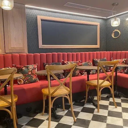 Отель La Dependance Париж