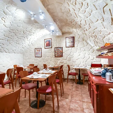 Hotel La Dependance 3*